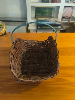 Cesta Mimbre Rústica con Hojas Forja