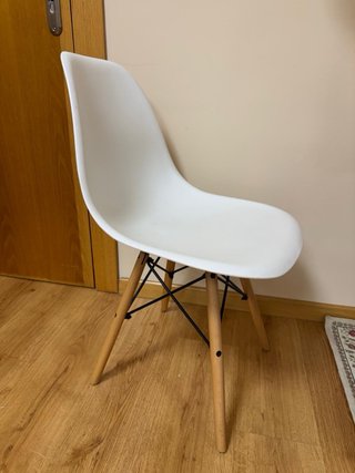 Silla blanca patas madera