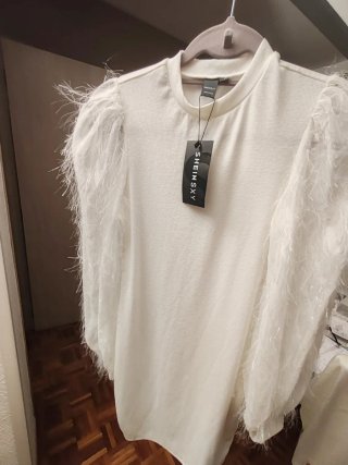 Vestido  manga larga abullonada de plumas