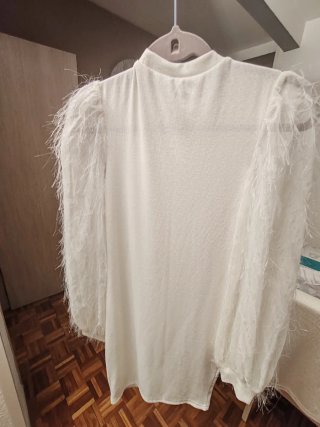 Vestido  manga larga abullonada de plumas