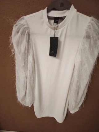 Vestido  manga larga abullonada de plumas