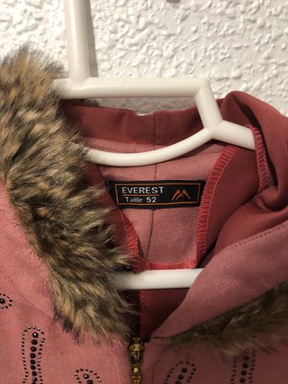 Chaqueta larga rosa con capucha y detalles