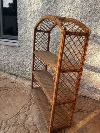 Estantería vintage de mimbre