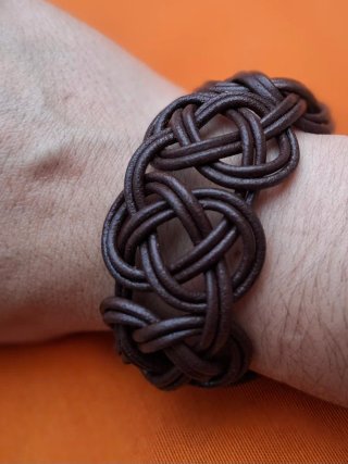 Pulsera Artesanal Cuero Marrón y Zamak Plata