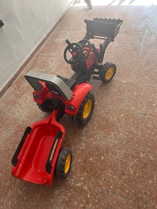 Tractor de juguete rojo con remolque
