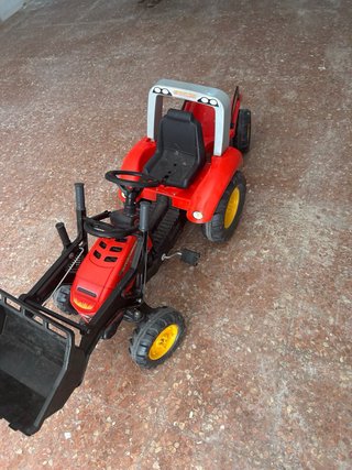 Tractor de juguete rojo con remolque