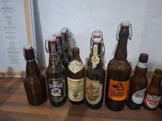 Lote di bottiglie vuote di birra