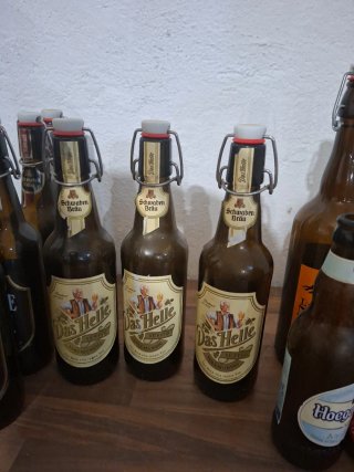 Lote di bottiglie vuote di birra