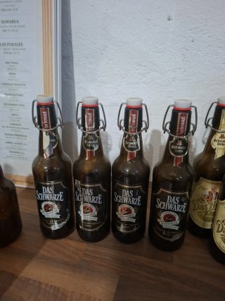 Lote di bottiglie vuote di birra