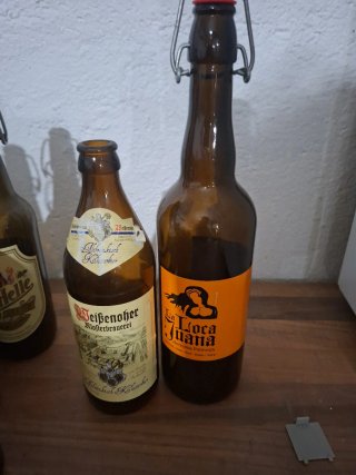 Lote di bottiglie vuote di birra