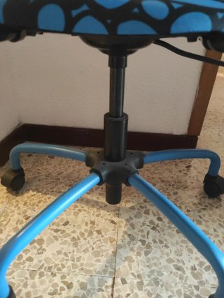 Silla de oficina azul y negra