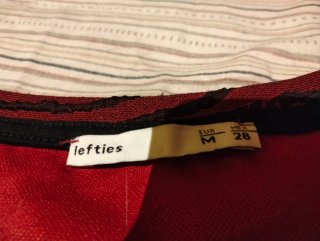 Vestido Lefties estampado rayas negro y rojo