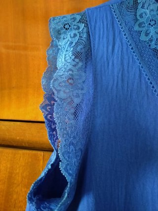 Camiseta azul con encaje sin estrenar