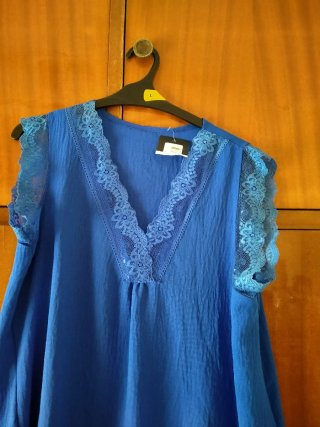 Camiseta azul con encaje sin estrenar