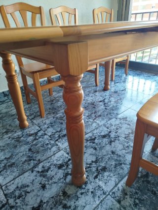 Mesa de madera maciza extensible con 6 sillas