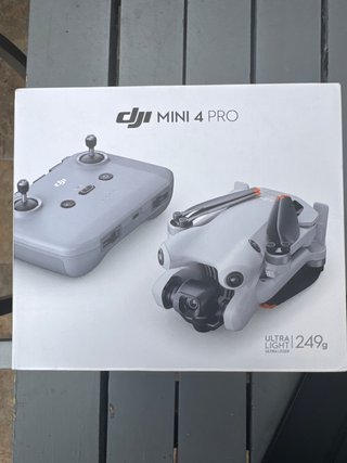 CAJA DJI Mini 4 Pro Drone + Mando