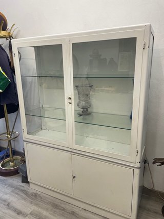 Vitrina médica antigua de cristal y metal