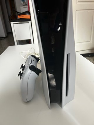 Playstation 5 con mando + Call of Duty Black Ops 6
