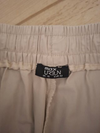 Pantaloni cargo beige con tasche