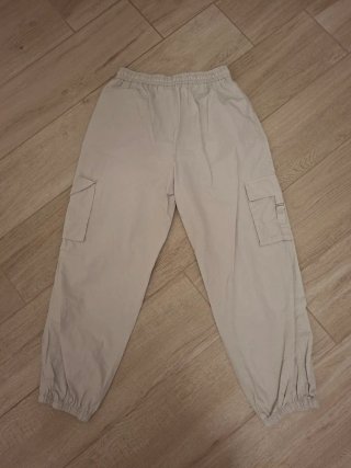 Pantaloni cargo beige con tasche