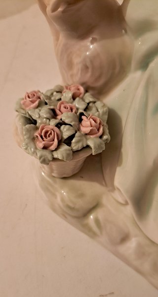 Figura de porcelana Tengra, mujer con flores