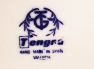 Figura de porcelana Tengra, mujer con flores