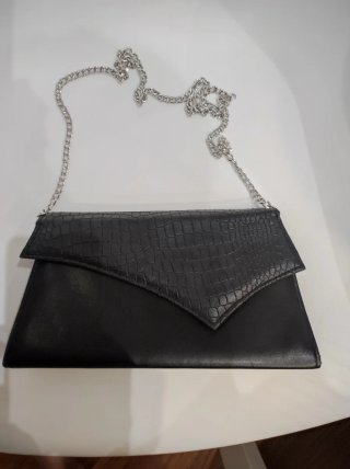 Bolso de cuero negro con cadena