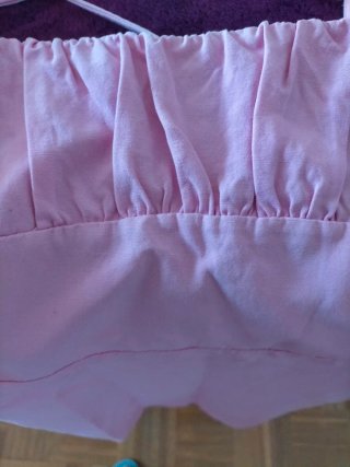 Vestido rosa con mangas abullonadas