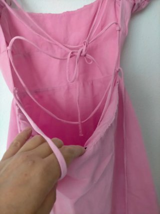Vestido rosa con mangas abullonadas
