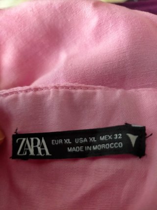 Vestido rosa con mangas abullonadas