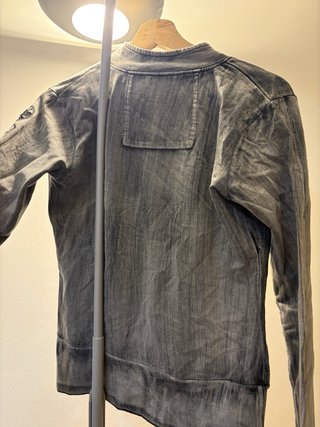 Sudadera gris con parches
