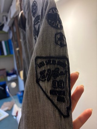 Sudadera gris con parches
