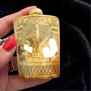 Antica snuff bottle in osso inciso erotico