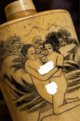 Antica snuff bottle in osso inciso erotico