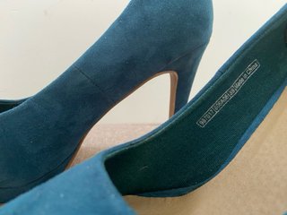 Zapatos de tacón azul verdoso