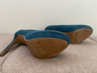 Zapatos de tacón azul verdoso