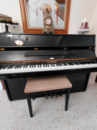 Piano de pared negro