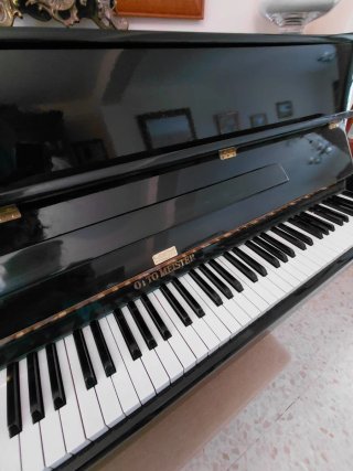 Piano de pared negro