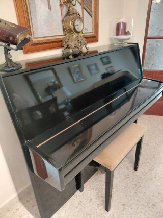 Piano de pared negro