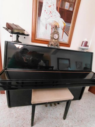 Piano de pared negro