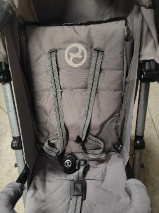 Silla de paseo Cybex gris.