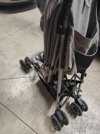 Silla de paseo Cybex gris.
