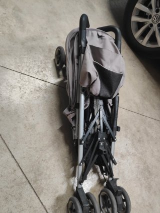 Silla de paseo Cybex gris.