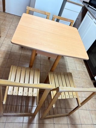 Mesa de cocina abatible + 4 sillas madera