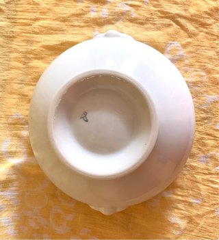 Sopera antigua blanca de cerámica