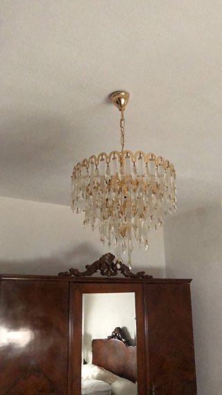 Lámpara de techo dorada con cristales