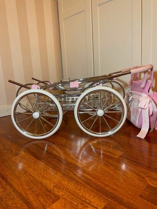 Carrito de muñecas rosa