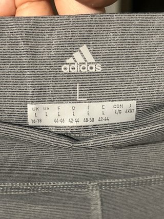 Mallas Adidas grises con rayas blancas