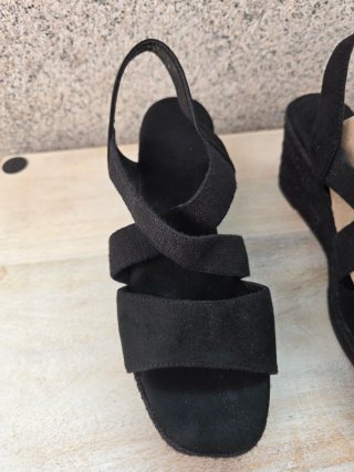 Alpargatas cuña negras tiras cruzadas