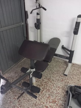 Bancos de pesas y rack gimnasio completo.